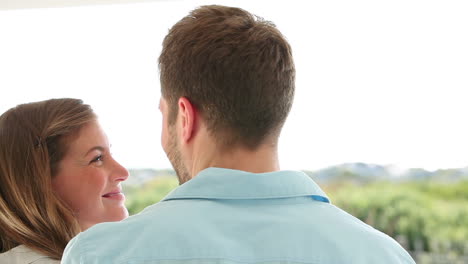 Pareja-Feliz-Mirando-A-Lo-Lejos