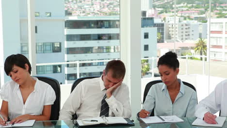 Gente-De-Negocios-Trabajando-Individualmente-