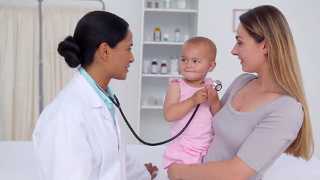 Mujer-Con-Su-Bebé-Hablando-Con-Un-Médico.