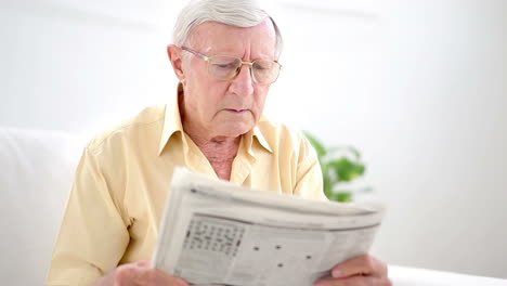Anciano-Leyendo-El-Periódico