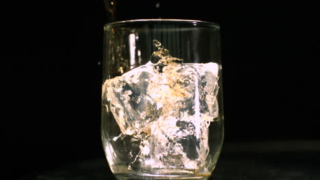 Whiskey-Wird-In-Ein-Glas-Mit-Eiswürfeln-Gegossen-