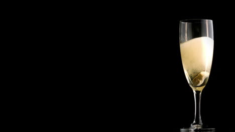 Champagner-Wirbelt-Im-Glas