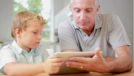 Kind-Benutzt-Tablet-Mit-Seinem-Großvater