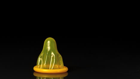 Gelbes-Kondom-Rutscht-Herunter-