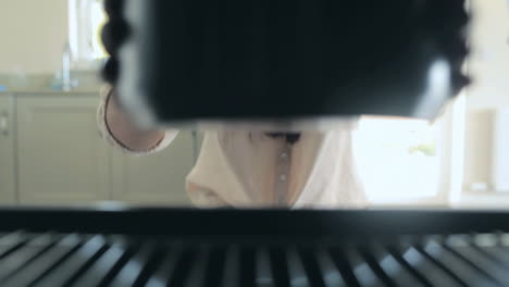 Video-of-woman-putting-pressure-cooker-in-the-oven-