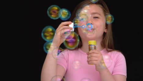 Niña-Feliz-Jugando-Con-Burbujas