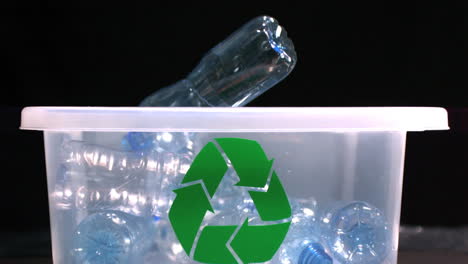 Botella-Cayendo-En-La-Papelera-De-Reciclaje