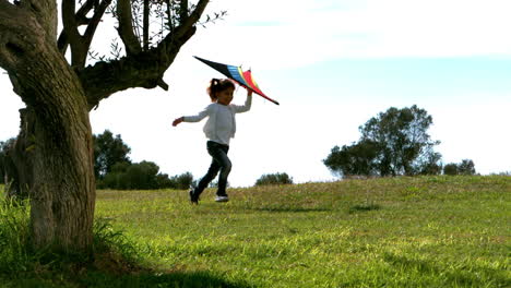 Niña-Corriendo-Con-Cometa