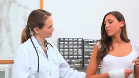Doctora-Mostrando-A-Un-Paciente-Una-Radiografía