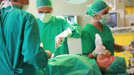 Operation,-Die-Von-Einer-Gruppe-Von-Chirurgen-Durchgeführt-Wird