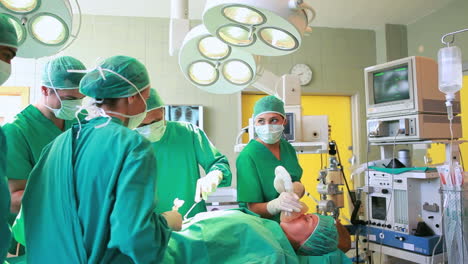 Equipo-Quirúrgico-Comprobando-La-Máquina-De-Ecg-Durante-Una-Operación.