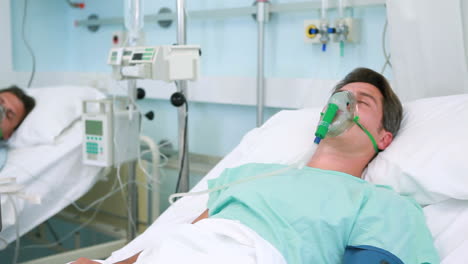 Zwei-Patienten-Mit-Sauerstoffmasken