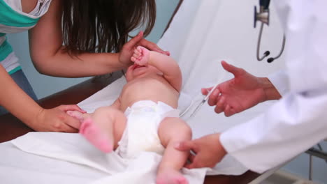 Madre-Y-Doctora-Aplicando-Una-Inyección-A-Un-Bebé-Que-Llora