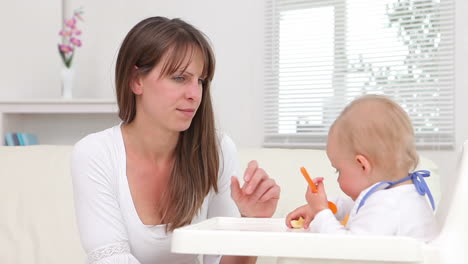 Frau-Gibt-Einem-Baby-Die-Banane