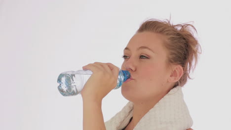 Woman-drinking-bottled-water-after-doing-sports