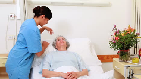 Smiling-senior-patient-talking-with-a-nurse