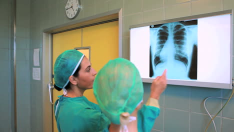 Ärzteteam-Betrachtet-Ein-Röntgenbild