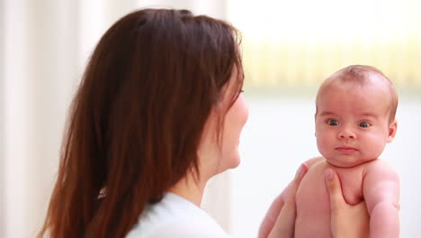 Madre-Feliz-Sosteniendo-A-Un-Bebé-Recién-Nacido