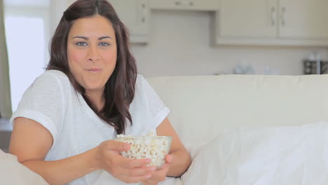 Video-of-woman-eating-popcorn-while-laughing-