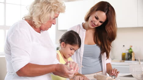 Abuela-Niño-Madre-Preparando-La-Masa-