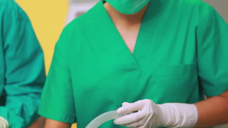 Nurse-holding-an-anesthesia-mask-next-to-surgeons