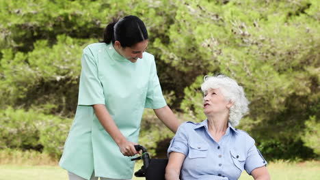 Krankenschwester-Im-Gespräch-Mit-Einer-Alten-Frau-Im-Rollstuhl