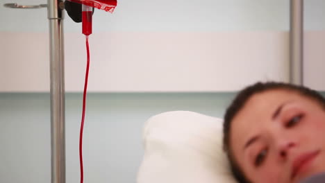 Frau-Mit-Bluttransfusion-Auf-Einem-Bett-Liegend