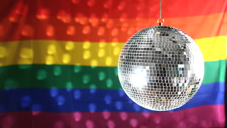 Bola-De-Discoteca-Que-Gira-Contra-La-Bandera-Del-Orgullo-Gay