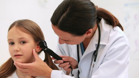 Médico-General-Auscultando-El-Oído-De-Un-Paciente-Con-Un-Otoscopio