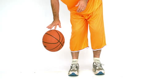 Mann-Dribbelt-Einen-Basketball-