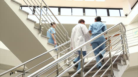 Arzt-Und-Krankenschwester-Auf-Der-Treppe