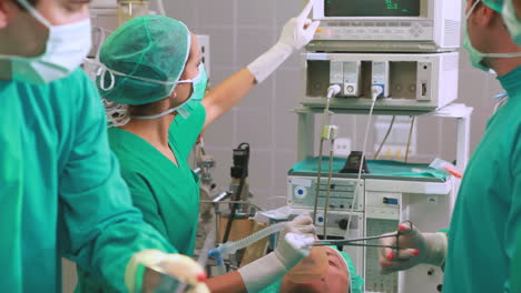 Chirurgenteam-Operiert-Einen-Bewusstlosen-Patienten
