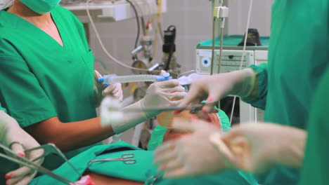 Cirujano-Operando-Con-Herramientas-Quirúrgicas