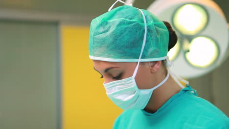 Close-up-of-a-nurse-wearing-a-mask