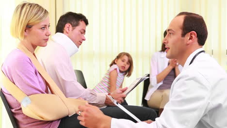 Injured-woman-talking-to-a-doctor-in-the-waiting-room