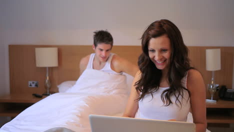 Woman-on-her-laptop-in-her-bed