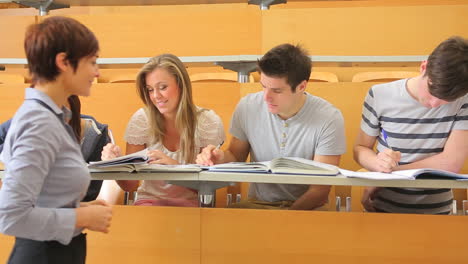 Estudiantes-Sentados-En-El-Escritorio-En-La-Sala-De-Conferencias-