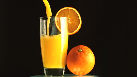 Glas-Orangensaft-Wird-Eingeschenkt