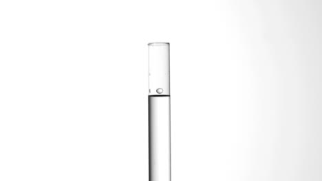Wassertropfen-Fallen-In-Ein-Reagenzglas-Mit-Wasser