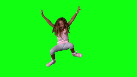 Süßes-Kleines-Mädchen-Springt-Mit-Ausgestreckten-Gliedmaßen-Auf-Grünem-Bildschirm