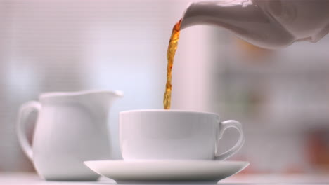 Teapot-pouring-tea