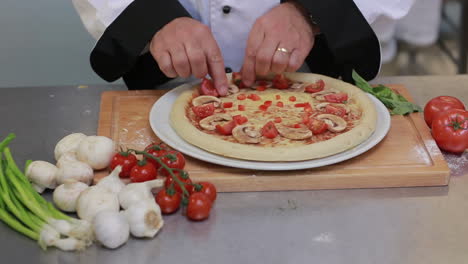 Koch-In-Einer-Küche,-Die-Pizza-Zubereitet