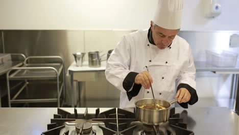 Kochen-Sie,-Indem-Sie-Der-Suppe-Pfeffer-Hinzufügen