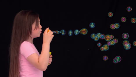 Seitenansicht-Eines-Kleinen-Mädchens,-Das-Seifenblasen-Macht