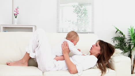 Mujer-Jugando-Con-Un-Bebe