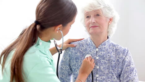 Home-nurse-examining-elderly-woman