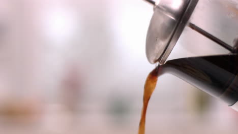 Kaffeebereiter-Gießt-Kaffee