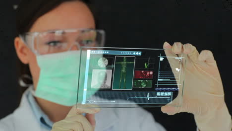 Wissenschaftler-Nutzen-Futuristische-Touchscreen-Technologie
