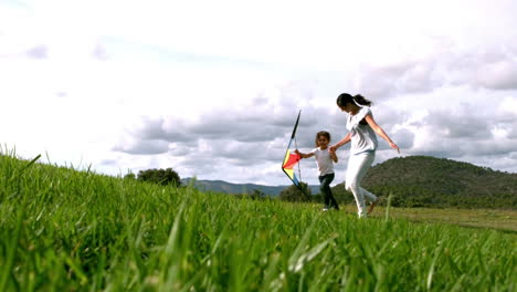 Madre-E-Hija-Corriendo-Con-Cometa