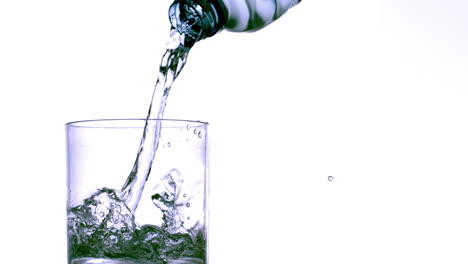 Flasche-Füllt-Ein-Glas-Wasser